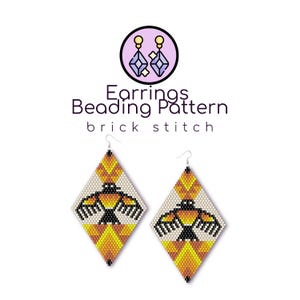 Puede incluir: Un par de pendientes de cuentas en forma de diamante con un motivo de pájaro en amarillo, naranja y negro sobre fondo blanco. El texto superior dice Earrings Beading Pattern brick stitch. El diseño es geométrico con ganchos plateados.