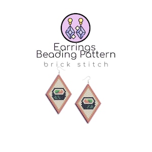 Könnte beinhalten: Ein Paar Perlenohrringe in Diamantform mit einem Sushi-Design. Die Ohrringe sind aus weißen, schwarzen, grünen und rosa Perlen gefertigt. Die Ohrringe sind mit "Earrings Beading Pattern brick stitch" beschriftet.