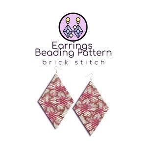 Puede incluir: Un par de pendientes en forma de diamante con un patrón de cuentas rosa y blanco. Los pendientes están hechos con cuentas de punto de ladrillo y tienen ganchos de plata. La imagen incluye el texto "Earrings Beading Pattern brick stitch".