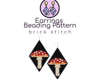 Puede incluir: Un par de pendientes negros en forma de diamante con un patrón de cuentas de hongo rojo y blanco. Los pendientes están hechos con cuentas de punto de ladrillo y tienen ganchos de plata. La imagen incluye el texto "Earrings Beading Pattern brick stitch".