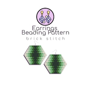 Op de afbeelding: Groene en witte kralen oorbellen in een zeshoekige vorm. De oorbellen zijn gemaakt met een baksteen steek patroon. De afbeelding bevat de tekst "Earrings Beading Pattern brick stitch".