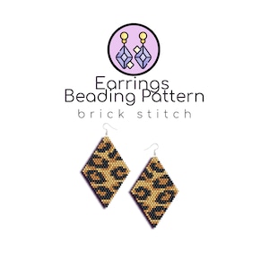 Op de afbeelding: Een paar kralen oorbellen met een luipaardprint. De oorbellen zijn gemaakt van zwarte, bruine en gouden kralen en hebben de vorm van een diamant. De oorbellen hangen aan zilveren haken. De afbeelding bevat ook een klein pictogram van een paar oorbellen met een paarse edelsteen.