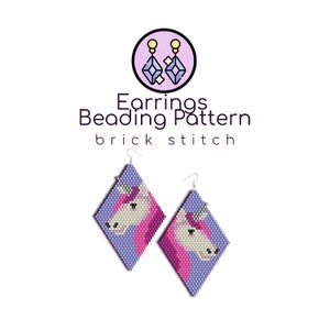 Puede incluir: Un par de pendientes de cuentas con un diseño de unicornio en tonos de rosa, morado y blanco. Los pendientes están hechos utilizando la técnica de abalorios de punto de ladrillo. Los pendientes tienen forma de diamante.