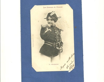 CPA authentique Phototypie A. Bergeret et Cie Nancy ""Les femmes de l'avenir Gendarme" Datée 1902 Excellent état