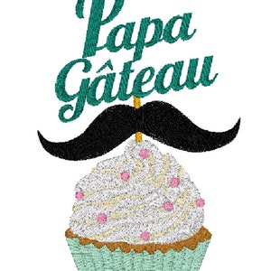 Puede incluir: Un cupcake verde turquesa con glaseado blanco y chispas rosas coronado con un bigote negro y un cartel verde turquesa que dice "Papa Gâteau".
