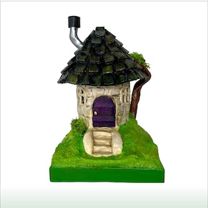 Fantazyjny miniaturowy, ręcznie robiony domek dla wróżek ze światłami i ogrodem