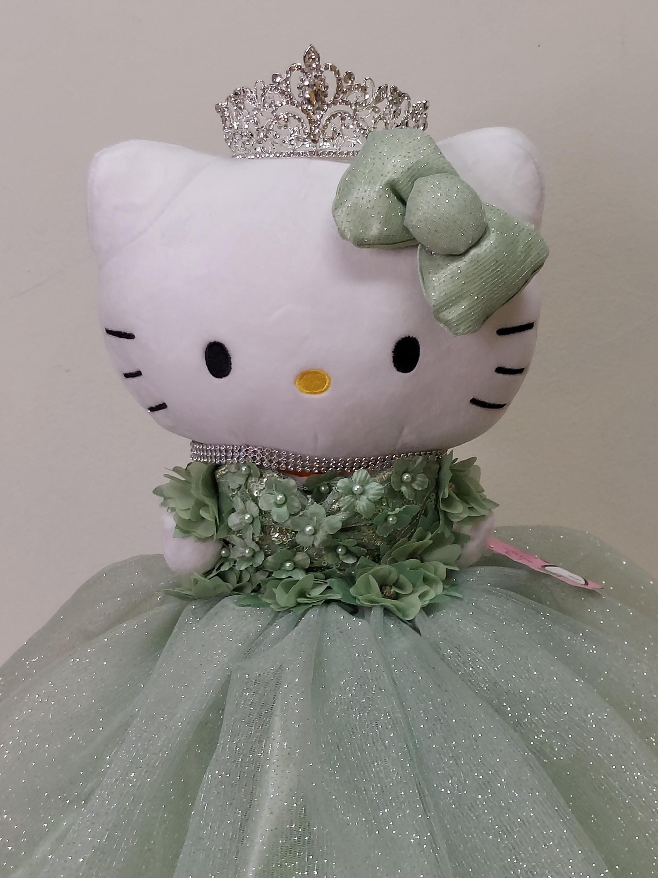 Muñeca Quinceañera/Sweet 16 Hello Kitty. Vestido verde salvia claro