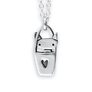 Cabas à breloques chat - petit chat en argent sterling massif détaillé et adorable dans un sac collier ou pendentif