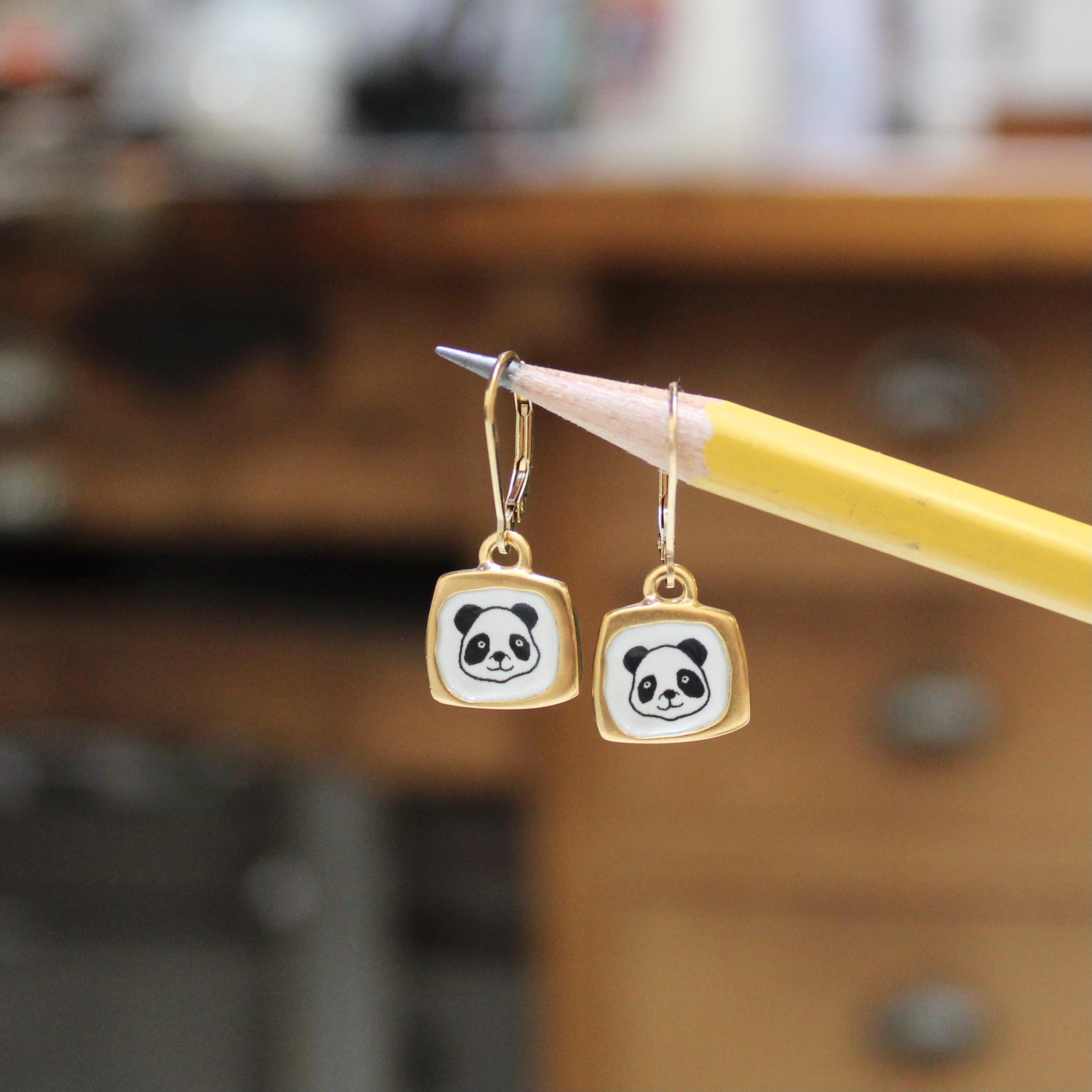 Orecchini a perno a forma di panda rosso in smalto, in argento sterling