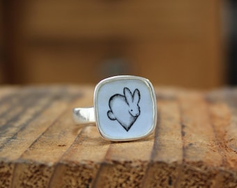 窯焼きガラスエナメルのスターリングシルバー製ラビットリング