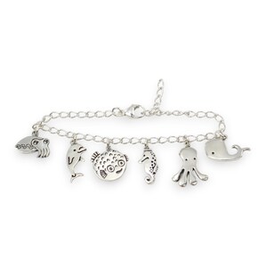 Puede incluir: Un brazalete de plata con una variedad de dijes de criaturas marinas, incluyendo un delf&iacute;n, un pez globo, un caballito de mar, un pulpo y una ballena.