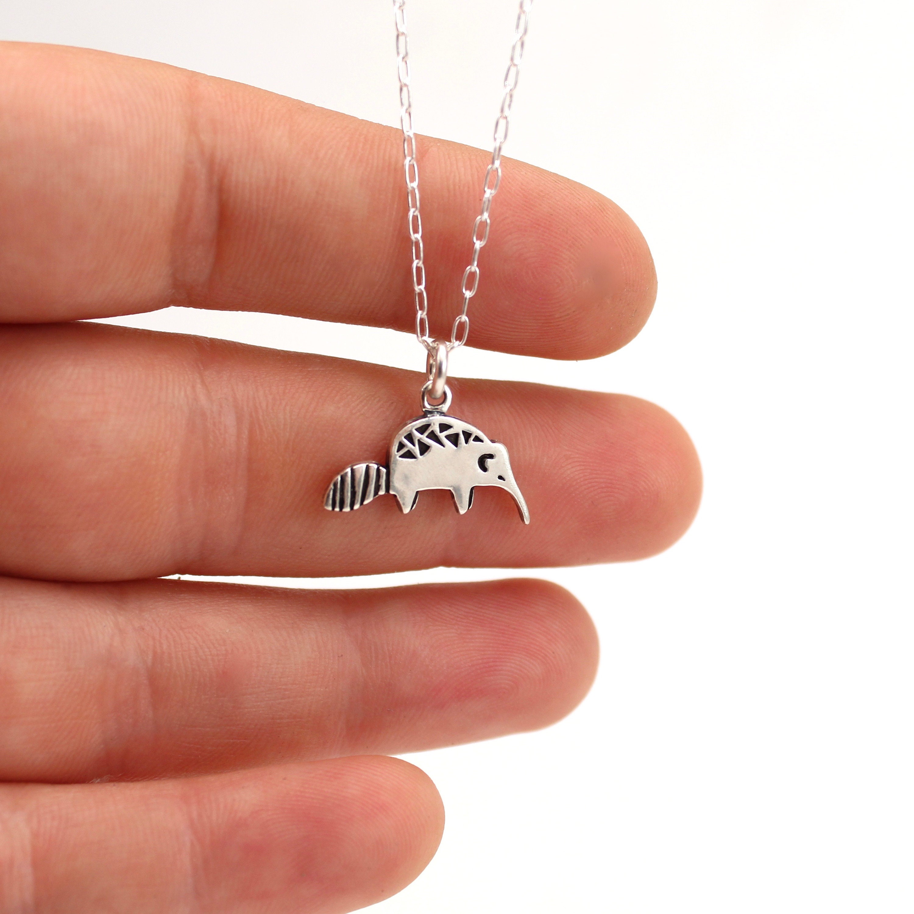 小さなアリクイチャームネックレス - 調節可能なチェーンに愛らしい