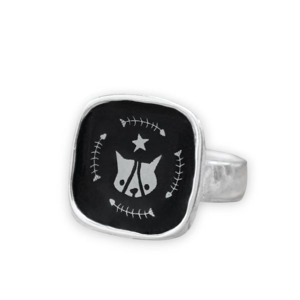 Anillo de plata de ley esmaltada con diseño de gato callejero en blanco y negro.