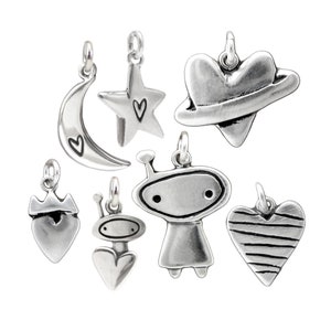 Peut inclure: Un ensemble de neuf breloques en argent avec différents motifs, dont une lune croissante, une étoile, un cœur avec un anneau de planète, un robot, un cœur avec une couronne, un cœur rayé et un robot avec un cœur.