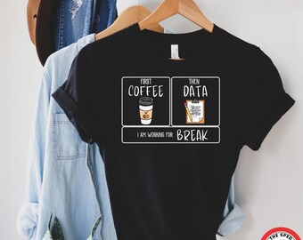 Camiseta "Primero el café, luego los datos": Camiseta para maestros de educación especial de la ABA