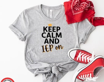 Camiseta unisex con la frase Keep Calm and IEP On, camiseta de educación especial, regalo para maestros de educación especial, ropa del equipo de IEP, camiseta de educación inclusiva