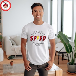 Può includere: Maglietta bianca con una grafica rossa e gialla che dice "High Speed Potential".