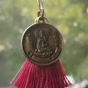 Charme de rétroviseur Guan Yin avec pierres de quartz fumé et pompon attrape-soleil pour voiture bouddha féminin unique en son genre fait main image 2