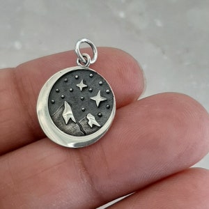 Mountains Moon and Stars Necklace Charm Sterling Silver Starry Night Sky Charm Mountain Range 3D Optional Custom Length Silver Chain Bild 6