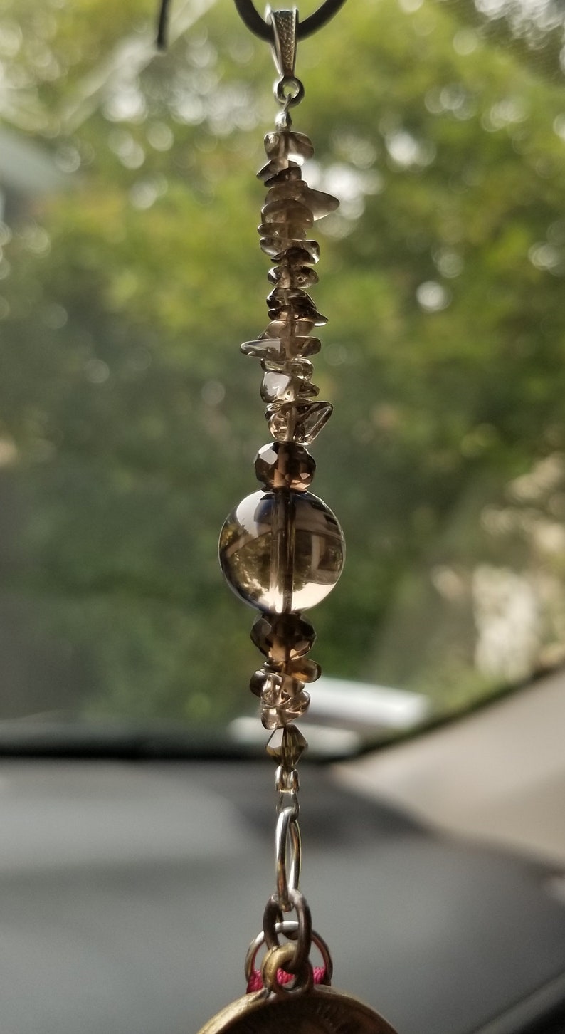 Encanto del espejo retrovisor Quan Yin con piedras preciosas de cuarzo ahumado y borla Car Suncatcher Buda femenino Único en su tipo Hecho a mano imagen 4