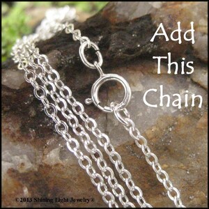 Pu&ograve; includere: Primo piano di una catena d'argento con chiusura a moschettone. La catena &egrave; composta da pi&ugrave; fili di piccole maglie interconnesse. Il testo "Add This Chain" &egrave; visualizzato in bianco. Lo sfondo &egrave; una pietra marrone strutturata.