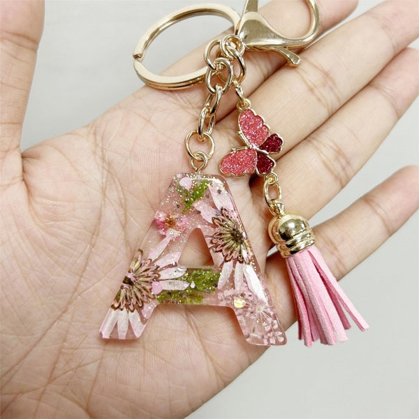 Personalized Gifts Classic Pink Dry Flower Letter Keychain A-Z Initials Keychain With Butterfly Tassel Women Backpack Pendant Decoration