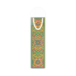 Puede incluir: Un marcapáginas rectangular con un patrón floral y de cachemira simétrico y vibrante en tonos amarillo, azul cerceta, rosa y naranja. La parte superior incluye un orificio troquelado para una cinta y el diseño está bordeado por una fina línea cerceta.