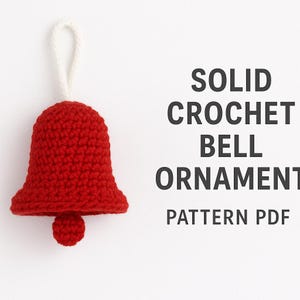 Puede incluir: Adorno de campana roja de ganchillo hecho a mano con un lazo blanco para colgar. La campana tiene una parte superior redondeada y una base acampanada, con una pequeña bola en la base. El texto "SOLID CROCHET BELL ORNAMENT PATTERN PDF" se muestra en negro.