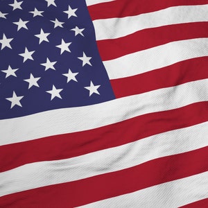 Op de afbeelding: Een close-up van een wapperende Amerikaanse vlag met rode en witte strepen en een blauw veld met sterren.