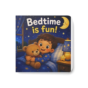 Puede incluir: Un libro de cartón cuadrado titulado Bedtime is fun! con una ilustración de un niño en pijama azul con estampado de estrellas abrazando a un oso de peluche marrón en la cama. Se ven una luna creciente amarilla, una lámpara azul y una luz.