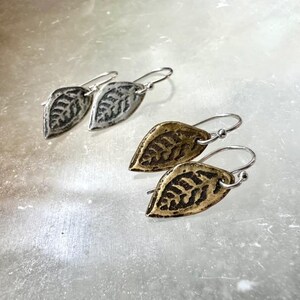 Orecchini a foglia minuscola - Opzioni in ottone o argento sterling
