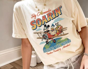 Camiseta Retro Soarin Around The World Comfort Colors, Camiseta de Mickey Donald Pluto Airplane