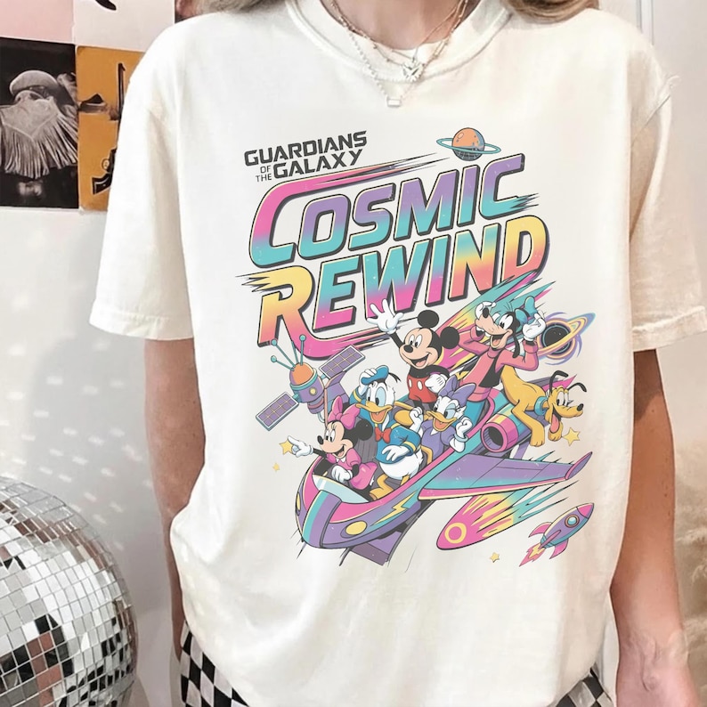 Camiseta retro de los 80 de Guardianes de la Galaxia: Rebobinado cósmico, camiseta de Mickey y sus amigos de Disney, camiseta familiar a juego para viaje a Walt Disney World. imagen 1