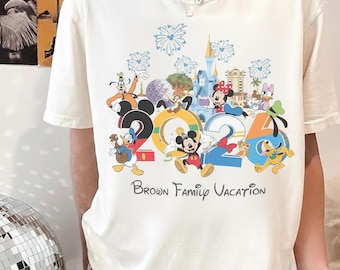 Camisetas personalizadas de Disneyland Family Vacation 2026, camisetas personalizadas con el nombre de Mickey y sus amigos en el castillo de Disney.