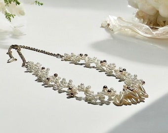 Collar nupcial de perlas tejidas: cadena de oro y cuentas de semillas.