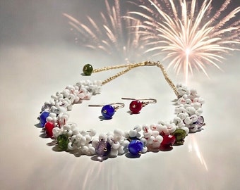 Collar de cuentas tejidas con pendientes colgantes: blanco y multicolor