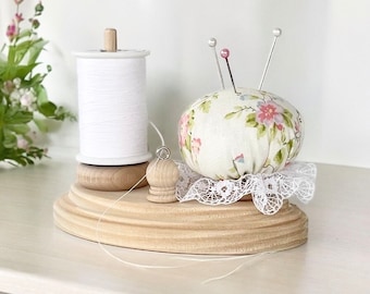 Portahilos de madera con alfiletero floral: regalo de costurera