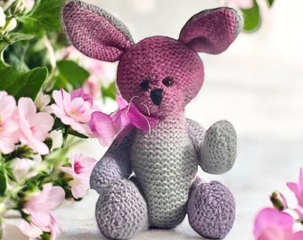 Conejito tejido a mano: 35 cm, gris, rosa y morado, extremidades articuladas