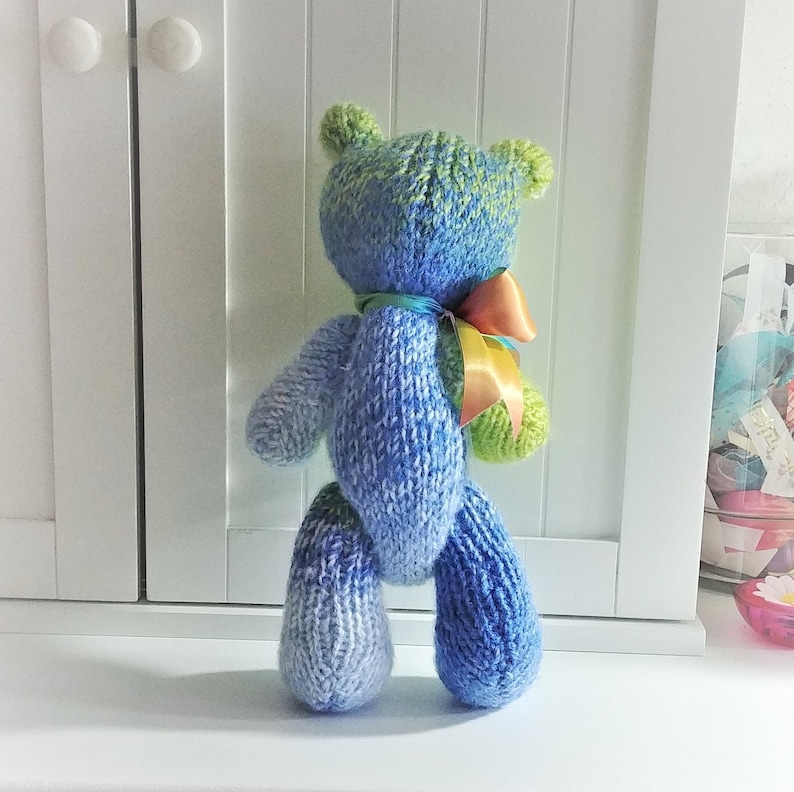 Blue /& White Acrylic Hand Knitted Jointed Teddy Bear with Rainbow Satin Ribbon 11-12 39.37 cm Green