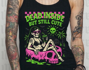 Camiseta regata "Morta por dentro, mas ainda fofa" com uma garota gótica assustadora em um vestido flutuante de Halloween em julho. Camiseta fofa e assustadora de verão. Camiseta Summerween.