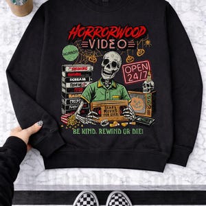 Maglietta Horror Wood Video, felpa spettrale per donna, regalo per gli amanti dei film horror, felpa con scheletro, maglietta da film horror immagine 2