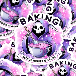 Puede incluir: Una pegatina con un Grim Reaper de dibujos animados con una túnica morada, sosteniendo un batidor y mezclando masa rosa en un tazón. La pegatina tiene un fondo de galaxia rosa y morado con estrellas blancas y el texto "Baking because murder is wrong".
