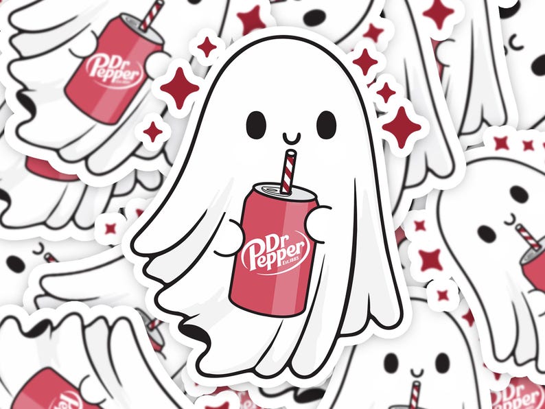 Op de afbeelding: Een witte spooksticker met een rode Dr. Pepper-blik met een rietje. De sticker heeft een schattig, cartoonachtig ontwerp met zwarte ogen en een glimlach. Rode sterren omringen het spook.