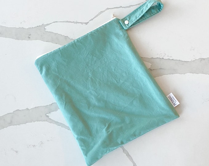 Medium Wet Bag for Everyday Use | Reusable Wetbag for Diapers, Travel, Swim, Gym, Makeup & Toiletries | Eco-Friendly, Classic Solid Color