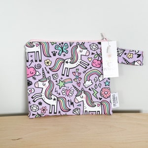 Bolsa húmeda pequeña para uso diario / Bolsa húmeda reutilizable para pañales de tela, viajes, natación, maquillaje y artículos de tocador / Almacenamiento ecológico / Unicornio