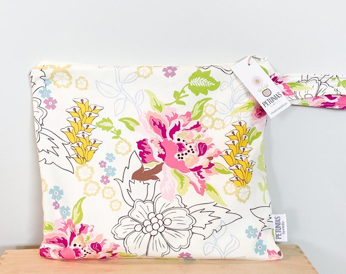 Medium Wet Bag for Everyday Use | Reusable Wetbag for Diapers, Travel, Swim, Gym, Makeup & Toiletries | Eco-Friendly Storage | Ivory Floral