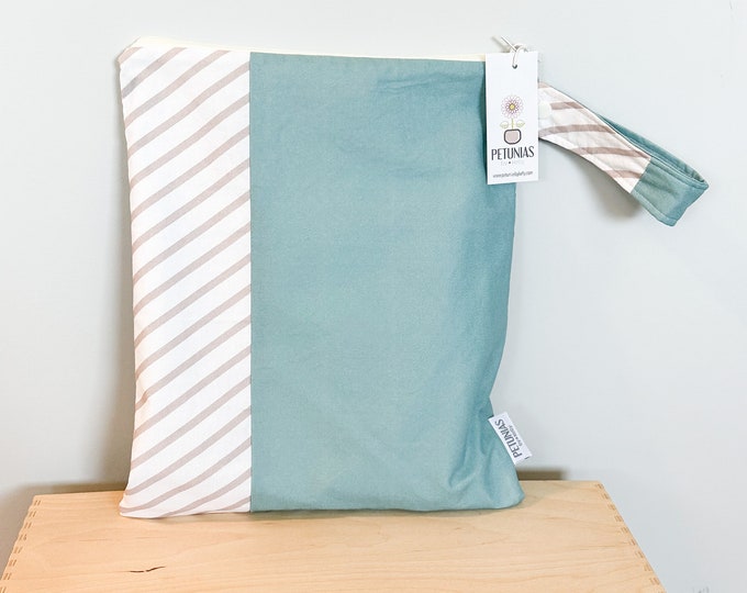 Medium Wet Bag for Everyday Use | Reusable Wetbag for Diapers, Travel, Swim, Gym, Makeup & Toiletries | Eco-Friendly Storage | Patchwork