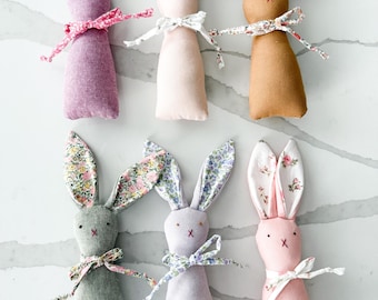 Coniglietto di peluche fatto a mano in lino: morbido peluche pasquale, decorazione per la cameretta dei bambini, regalo per neonati