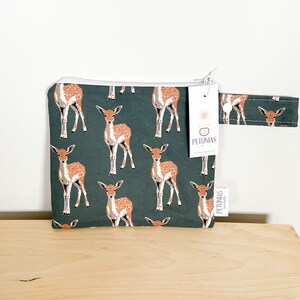 Bolsa húmeda pequeña para uso diario / Bolsa húmeda reutilizable para pañales de tela, viajes, natación, maquillaje y artículos de tocador / Almacenamiento ecológico / Slate Deer