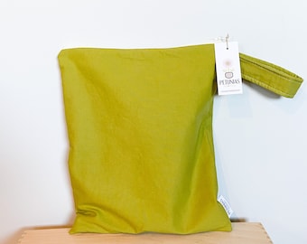 Medium Wet Bag for Everyday Use | Reusable Wetbag for Diapers, Travel, Swim, Gym, Makeup & Toiletries | Eco-Friendly, Classic Solid Color